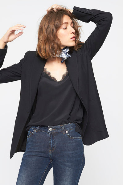 CLASSIC FIT BLAZER IN BLACK